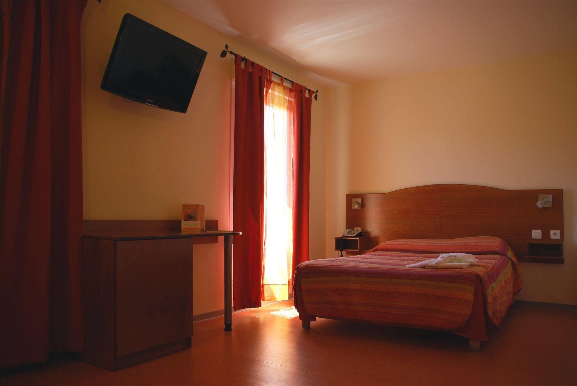 Hotel De L'Orb Bédarieux Kültér fotó